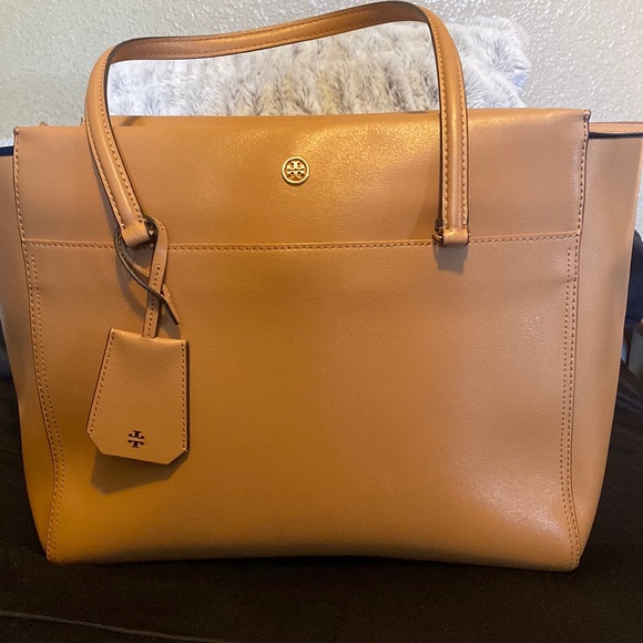 Tory Burch Handbags - Tory Burch Gemini link tote